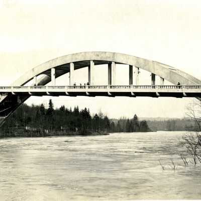 1922 Flood - Arch Bridge over Willamette River at Flood Stage
