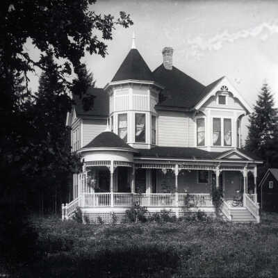 Chambers Howell House in Gladstone.: Copyright: None; Origsize: 4"x6"; Origformat: Print-Photographic