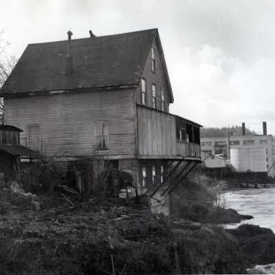House on Willamette River below 4th and Water Streets. View A.: Copyright: None; Origsize: 5"x8"; Origformat: Print-Photographic