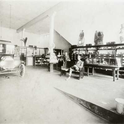 Oregon City 1913 - Pacific Highway Garage - Sales Room - Busch Building