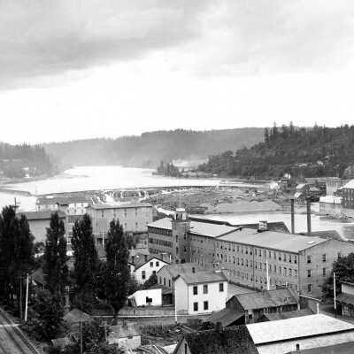 Oregon City Woolen Mills, flour mill, and paper mills and Willamette Falls, pre-1910.