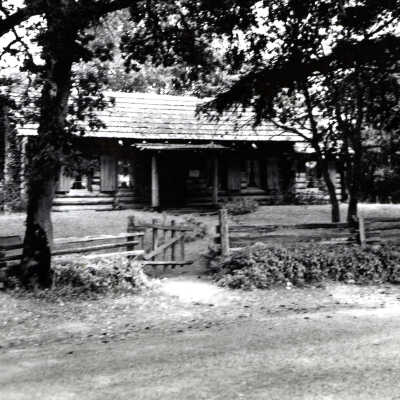 Oregon Pioneer Mothers' Cabin (DAR).
