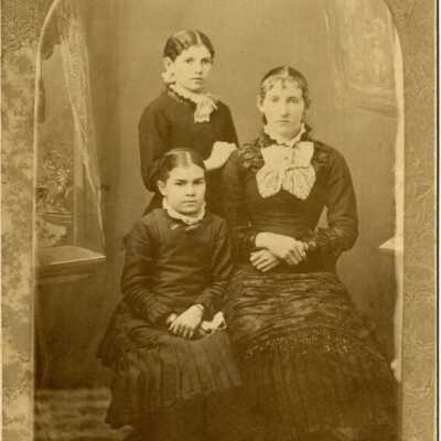 Viola, Nea and Gracie Hazeltine.: Copyright: Clackamas County Historical Society; Origformat: Print-Photographic