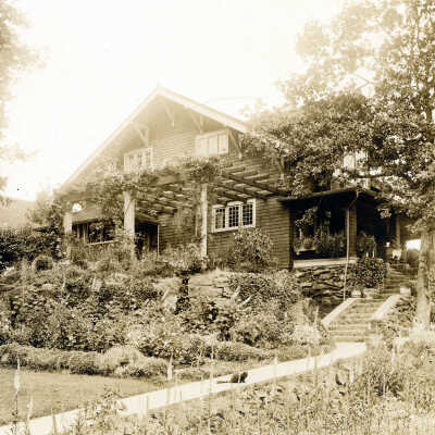 Mr. and Mrs. Linn (Linwood) Jones House, 524 High Street, Oregon City, 1913.