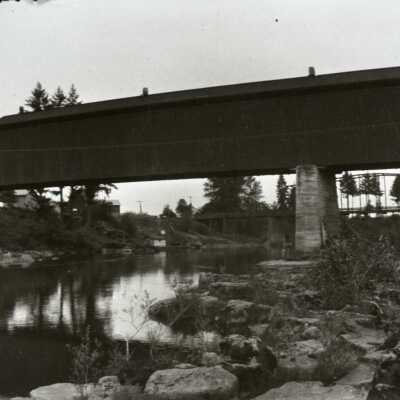 Gladstone-Park Place Covered Railroad Bridge.