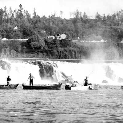 Fishing at Willamette Falls.: Copyright: Clackamas County Historical Society; Origsize: 8x10; Origformat: Print-Photographic