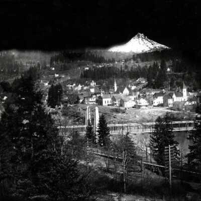 Oregon City from West Linn. 1900: Copyright: None; Origsize: 8" x  10"; Origformat: Print-Photographic