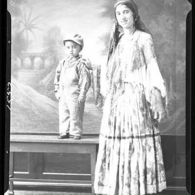 Photograph of a woman and a child for Pauline Gyp - March 1930 - Negative