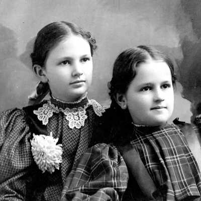 Clara Caufield (Wood) and Edna Caufield (Henderson), (B), 1900: Copyright: None; Origsize: 3" x 3"; Origformat: Print-Photographic