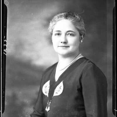 Photograph of a woman for Mrs. Etue - November 1929Negative