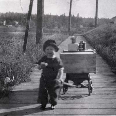 Elizabeth Siever Border Bringing Home the Groceries