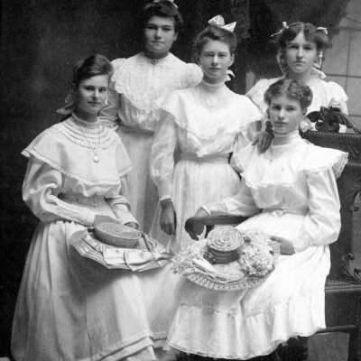 Lydia Volpp Moehnke; Mrs. Grossmiller (Minnie Bluhm); Lottie Bluhm Harris; Bertha Priebe; and Miss Tina Bluhm.