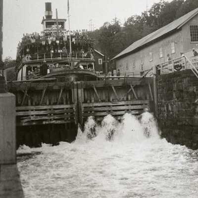 Steamboat "Beaver" 1929 - Descending Willamette Falls Locks