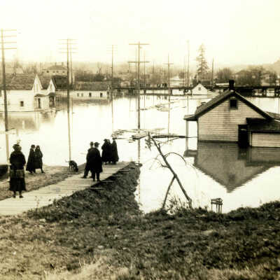 1922 Flood - Standing at cross street 14th on the Washington Street Hill, looking north toward the 15th Street Trestle. (x14th Street looking West) - Oregon City