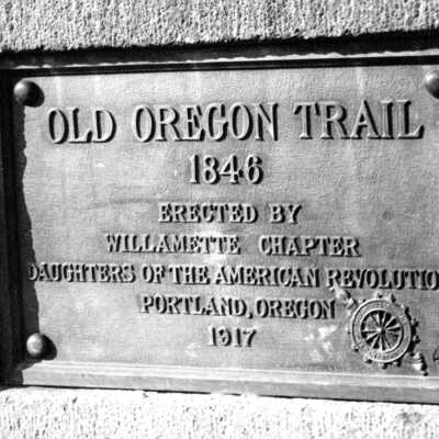 Old Oregon Trail Plaque 1950 - 17th & Washington St., Oregon City