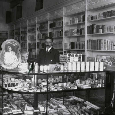Oregon City Jones and Howell Drug Store 1915 - Interior