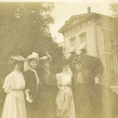 Blanche Smith at U.S. Courthouse, Portland