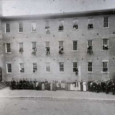 Oregon City Woolen Mill and Crew