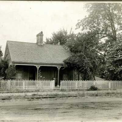 Hedges House, Canemah, 1920.: Copyright: Clackamas County Historical Society; Origsize: 4" x 6"; Origformat: Print-Photographic