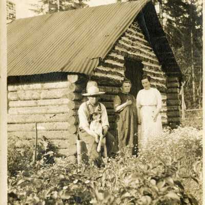 Clyde Scoffins, Mother Aunt El, Maude Scoffins, child in front of log cabin