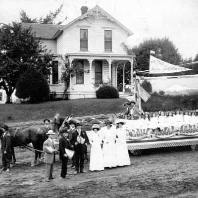 Oregon City 1910 - Mountain View Improvement Club Float - Judge G.E. Hayes House