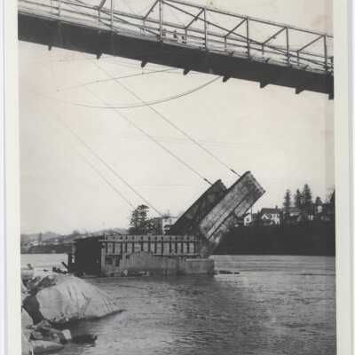 Working on Oregon City Bridge