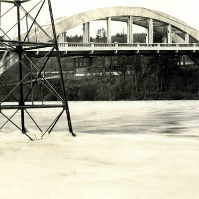 1922 Flood - Arch Bridge with West Linn Inn in Background