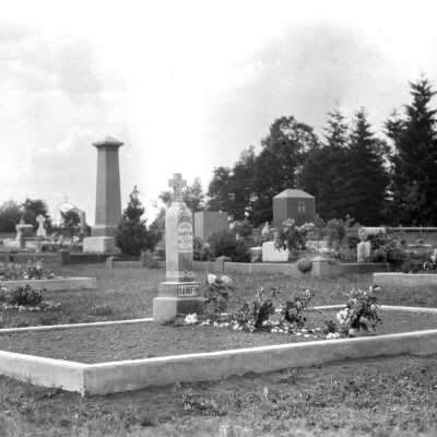 Nora Hanifin Grave, Oregon City Catholic Cemetery.: Copyright: Clackamas County Historical Society; Origsize: 3x5; Origformat: Print-Photographic