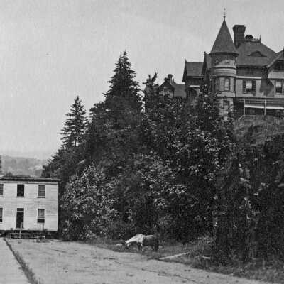 McLoughlin House being moved up Singer Hill, 1909.