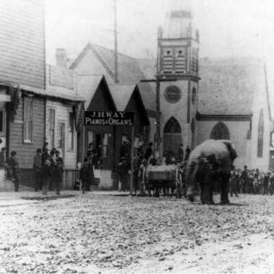 Circus Parade, 1891: Copyright: Clackamas County Historical Society; Orig size: 3x5; Origformat: Print-Photographic