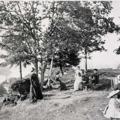 Oregon City Chase Family in Yard 1890