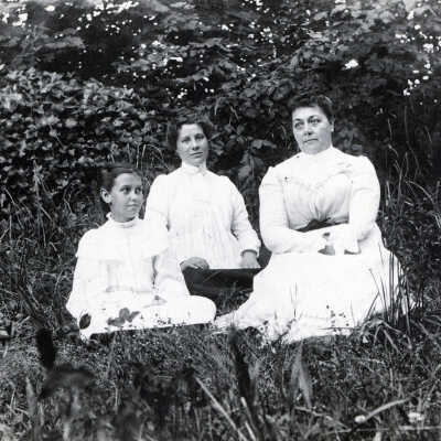 Mrs. Meldrum with her daughters Pearl (Mrs. Harley Stevens Jr.) and Mary Bell 1907