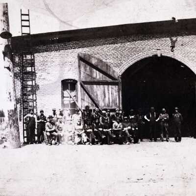 Milwaukie 1900 - Repair Shop and Crew for Oregon Water Power & Railway Company