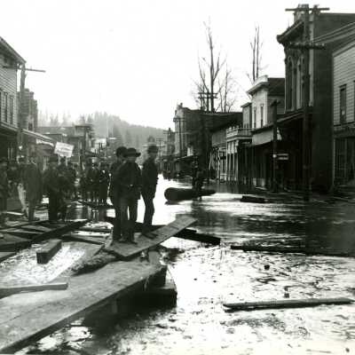 1890 Flood - Oregon City at 6th and Main Street Looking South