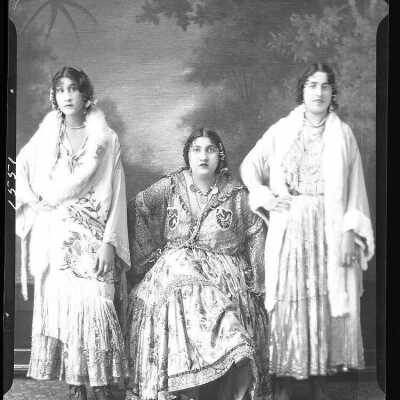 Photograph of three women for Pauline Gyp - March 1930 - Negative