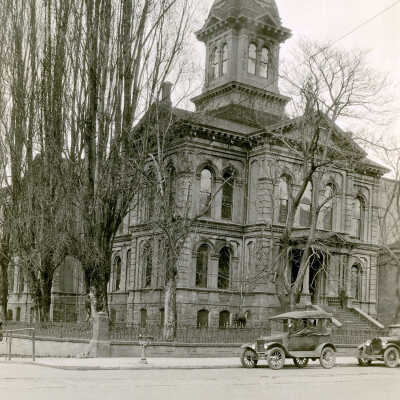 Clackamas County Courthouse, Oregon City, early 1900s.