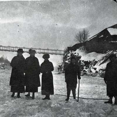 Oregon City 1919 - Willamette River Frozen - Unknown group walking on ice