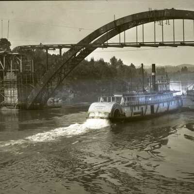 Arch Bridge Construction - 1922 - Steamboat "Diamond O"