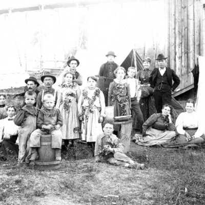 Hop Picking Group.: Copyright: Clackamas County Historical Society; Origsize: 6x9; Origformat: Print-Photographic