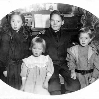 Nellie, Cleo, Bernice and Algie Gottberg.