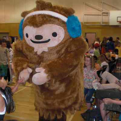 3391 - Olympic mascot in gymnasium, with children CIMG0122.JPG