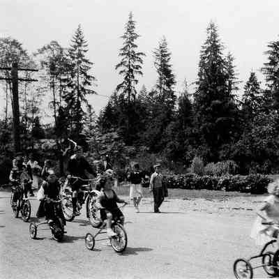 2858 - Children in parade 2, 1951-52.tif