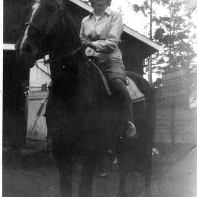 4840 - Lady on a horse 1946.tif