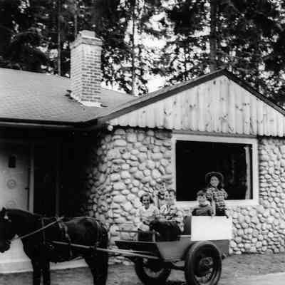 2859 - Children with horse cart.tif