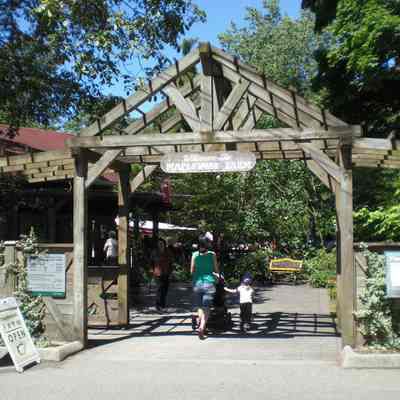 Maplewood Farm; entrance