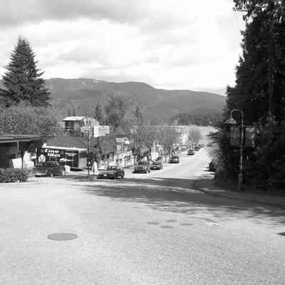 3770 - Looking down Gallant Avenue, May 1, 2006