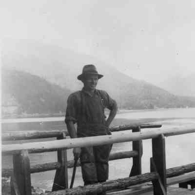 4822 - Our Wharf at Cove Cliff 1946.tif