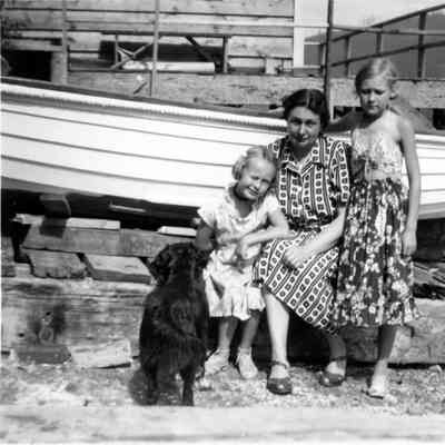 3702 - Family with rowboat.tif
