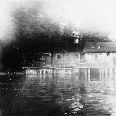 3704 - Four Bells home in mudflats 1947-52.tif