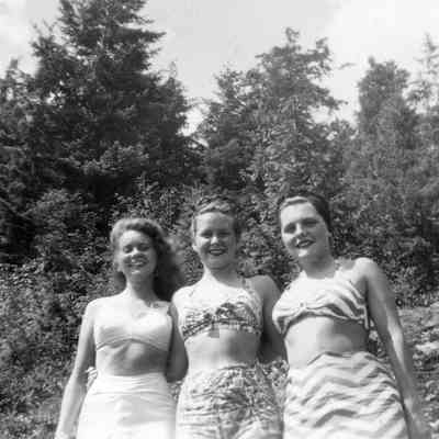 4858 - Betty Law- Jan Tupper- Jean Campbell- Aug 1946.tif